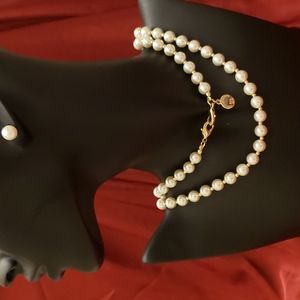 Liz Claiborne est 1976 pearl necklace